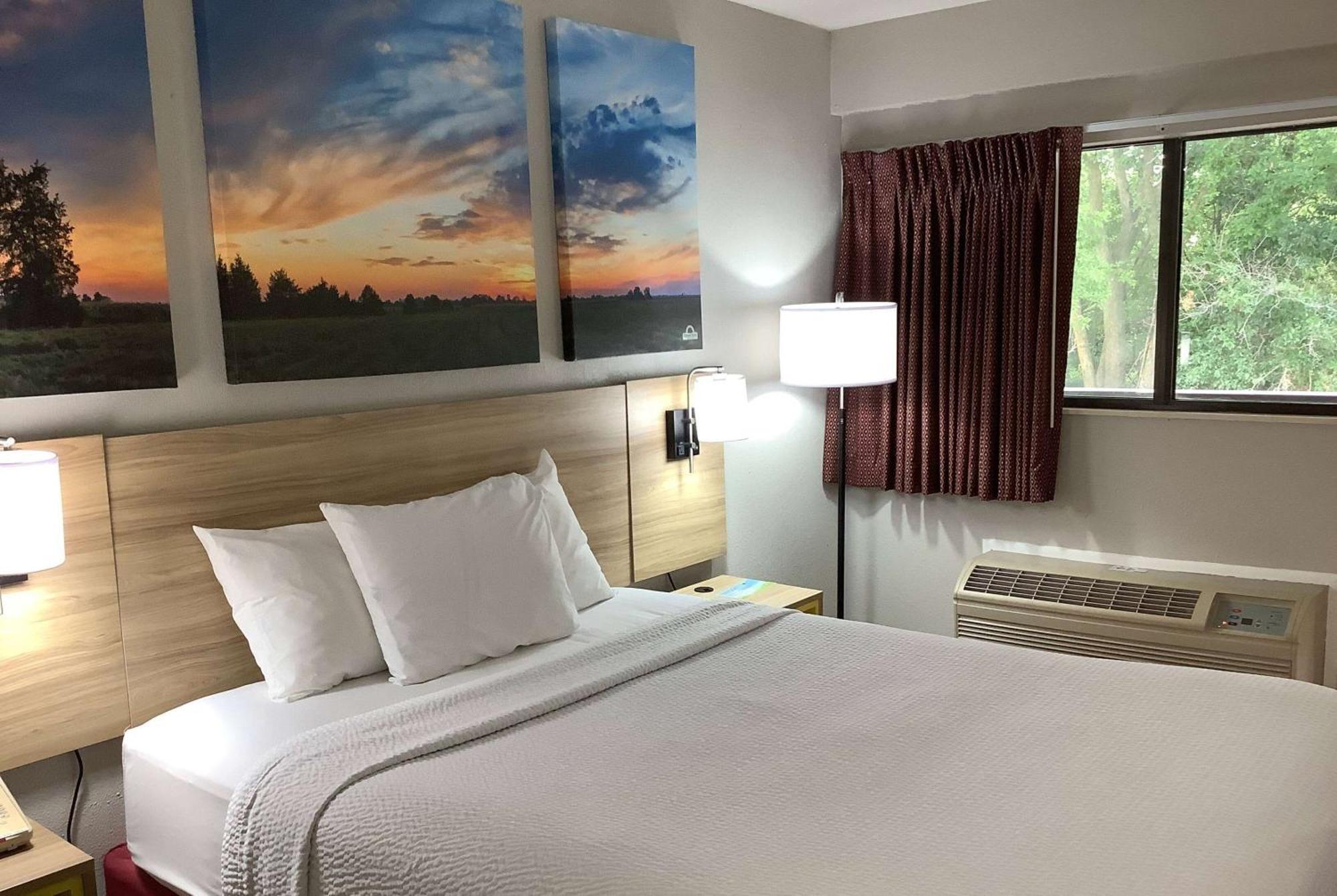Days Inn By Wyndham Kingdom City Luaran gambar