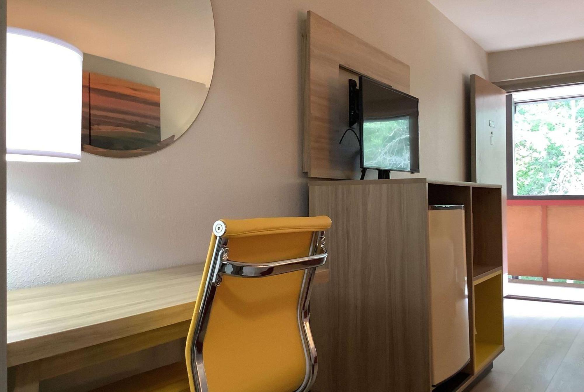 Days Inn By Wyndham Kingdom City Luaran gambar